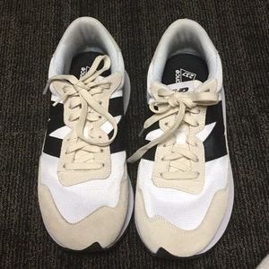 New balance 237 in beige/white color way. Men’s 9.5.